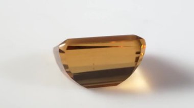 Şaşırtıcı Amber Gemstone Çeşitli Açılar ve Aydınlanmalarla Yakalandı