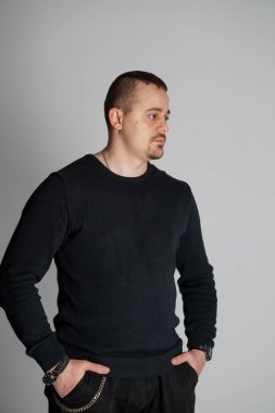 Tarafsız Arkaplan Karşısında Siyah Kazaklı Düşünceli Bir Adamın Portresi.