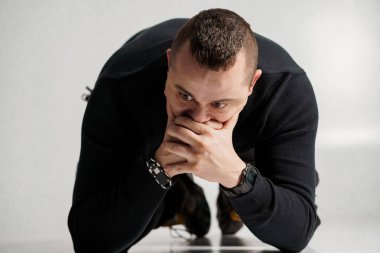 Büyüleyici Portredeki Endişe ve İç Kargaşanın İfadesi.