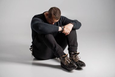 Bir Düşünce Anı: Genç Bir Adamda Duygusal Sıkıntı ve Yansıma.