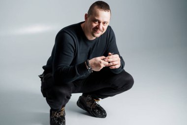 Minimalist Geçmişe Karşı Sıradan Poz Veren Kendine Güvenen Bir Adam.