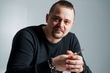 Yoğun Bakış: Amaçlı Keskin Nesne Tutan Bir Adam.