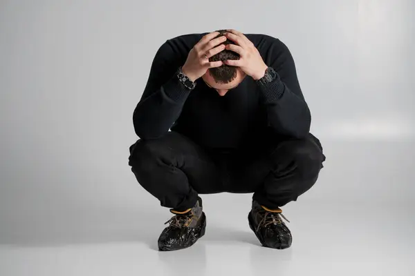 Duygusal Mücadele: Düşüncelere dalmış Genç Bir Adam.