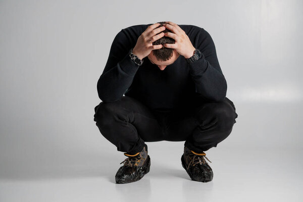 Эмоциональная борьба: молодой человек в созерцании.