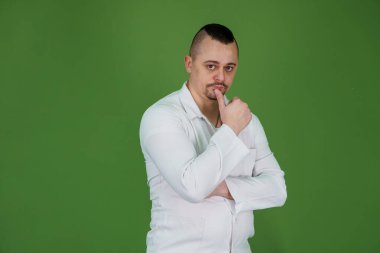 Yeşil Geçmişe Karşı Düşünceli İfade Veren Beyaz Önlüklü Güvenilir Erkek Sağlıkçı.