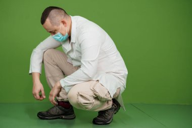 Stüdyo Ortamı 'nda Bir Görev Hazırlığında Sağlık Hizmetleri Profesyoneli.