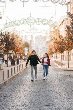 Büyüleyici Sonbahar Sokağı 'nda Romantik Gezinti.