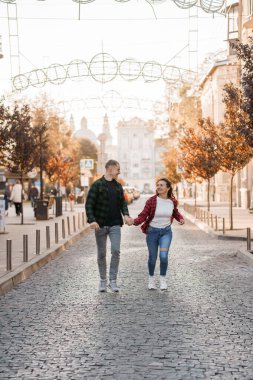 Sonbaharda Cobblestone Caddesi 'nde Mutlu Bir Çiftin Romantik Gezintisi.