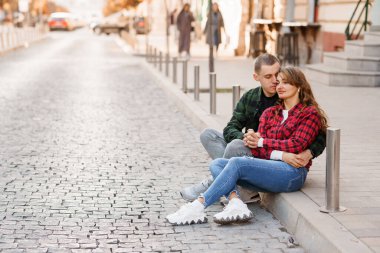 Romantik bir an: Cobblestone Caddesi 'nde Yakınlığın tadını çıkaran bir çift.