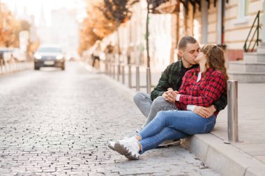 Cobblestone Caddesinde Sevimli bir çiftin Romantik Güz Öpücüğü.