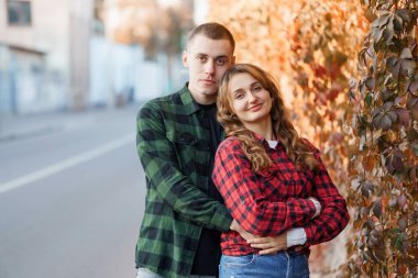 Sıcak Sonbahar Ayarlarında Kucaklayan Oyuncu Bir Çift.