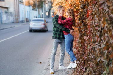 Şehir Caddesinde Romantik Sonbahar Sarılması.