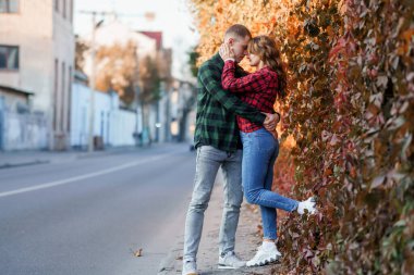 Kentsel Ayarlarda Mutlu Bir Çift Arasındaki Romantik Sonbahar Anı.