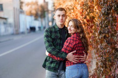 Sonbahar Renklerinde Sokakta Sarılan Genç Çift.