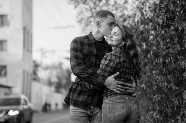 Sıcak Şehir Merkezi 'nde Bir Çift Arasında Sevgi Kucaklaşması.