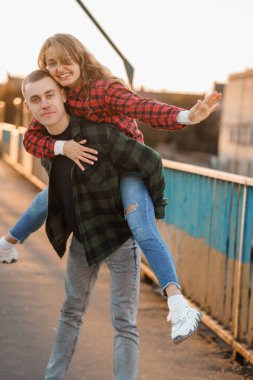 Günbatımında Şehir Caddesinde Eğlenen Genç Çift.