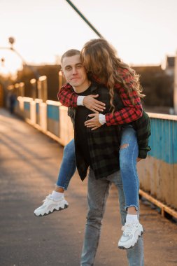 Günbatımında Neşeli Anları Paylaşan Neşeli Çift.