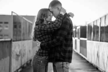 Şehir Yürüyüşü 'ndeki İki Aşık Arasındaki Hassas Bir An.