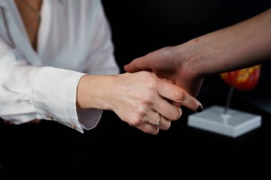 İki El Karanlık Bir Arkaplana Karşı Sıkı Bir Tokalaşmada.