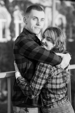 Şefkatli Kucaklaşma: Birbirine aşık bir çiftin Siyah ve Beyaz Portresi.