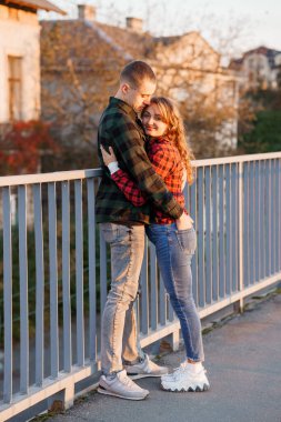 Şehir Merkezinde Günbatımında Romantik Çiftler Kucaklaşıyor.