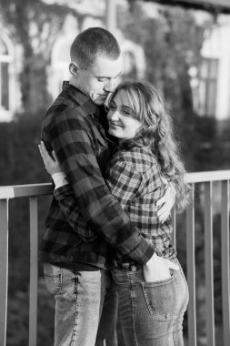 Flannel Gömlekli Bir Çiftin Romantik Siyah ve Beyaz Sarılması.