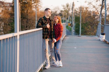 Genç çift, güneşli bir sonbahar gününün keyfini çıkarıyor..