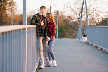 Romantik Sonbahar Akşamı Köprüde.