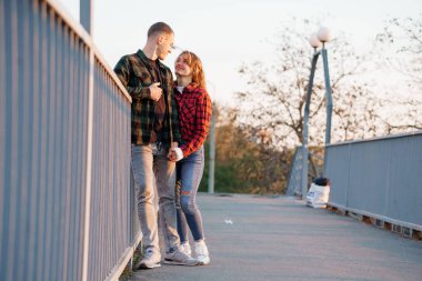 Günbatımı Köprüsü 'nde Romantik bir an.