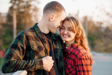 Neşeli çift açık havada Flannel tişörtleriyle hassas bir anı paylaşıyor..