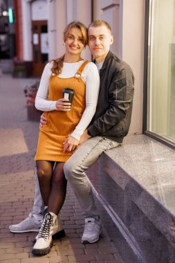 Güzel bir çift, güneşli bir günün tadını çıkarıyor..