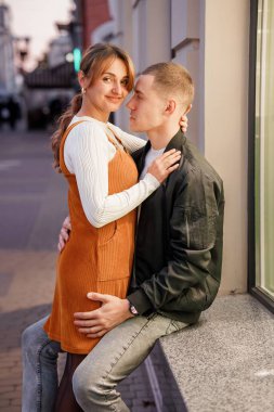 Şehirde Romantik Bir Gece: Sarılan Genç Bir Çift.