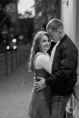 Bir Şehir Merkezinde Sarılan Genç Bir Çiftin Romantik Siyah Beyaz Portresi.