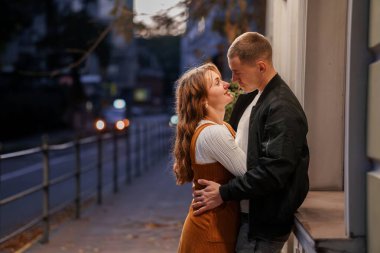 Kentsel Ayarlar 'da Genç Çiftler Arasında Romantik Akşam Buluşması.