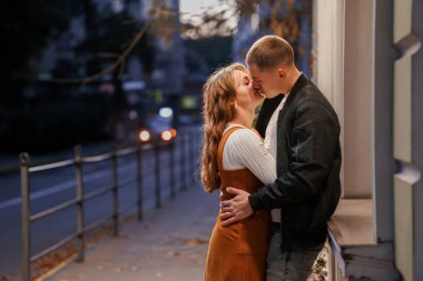 Şehir Caddesinde Romantik Akşam Sarıldı.