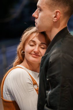 Ay ışığı altında samimi kucaklaşma.