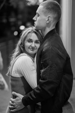 Gece Bir Şehirde Romantik Kucaklaşma.