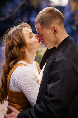 Romantik Ayarlarda Genç Çiftler Arasında Özel Öpücük.