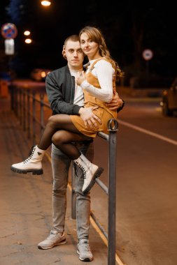 Şehir Caddesinde Romantik Akşam Sarıldı.