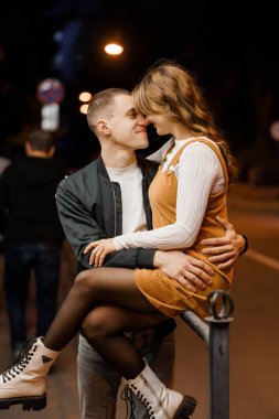 Şehir Caddesinde Genç Bir Çiftin Romantik Gece Kucaklaşması.