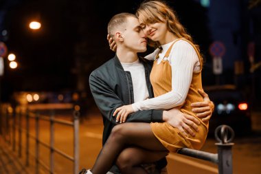 Romantik Akşam Çevrede Sarıldı.