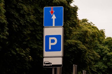 Yön ve Park Bilgisi Gösteren Trafik İşareti.