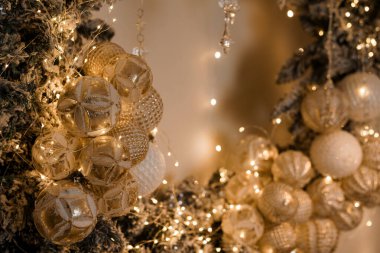 Parlak Işıklı Zarif Altın ve Beyaz Tatil Dekorasyonları.