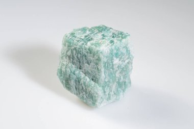 Karmaşık Damar ve Renk Çeşitleriyle Doğal Amazon Taşı.