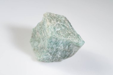 Entrika Damarlı ve desenli yüzeyi olan Doğal Amazon Taşı.