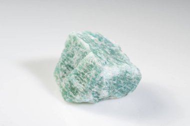 Ayırt edici Rengi ve Dokusuna sahip Doğal Amazon Taşı.