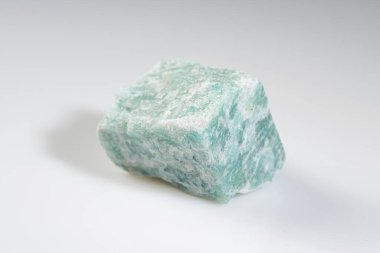 Yeşil ve Beyaz Desenlerin Değişik Tonları ile Doğal Amazon Taşı.