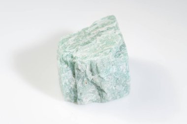 Doğal Amazon Taşı Sert Kristal Parçası Beyaz Arkaplanda Gösterildi.