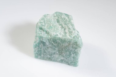 Doğal Amazon Taşı Çiğ Biçimli Eşsiz Mavi-Yeşil Damarlar ve Dokuları Gösteriyor.