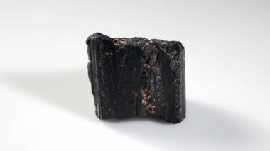 Enfes Doğal Siyah Turmalin Gemstone Eşsiz Dokular ve Yüzler Gösteriyor